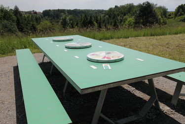 Station 21: Interaktiver Rastplatz Bild zeigt die Erlebnisstation 21: Rastplatz mit Picknicktisch.