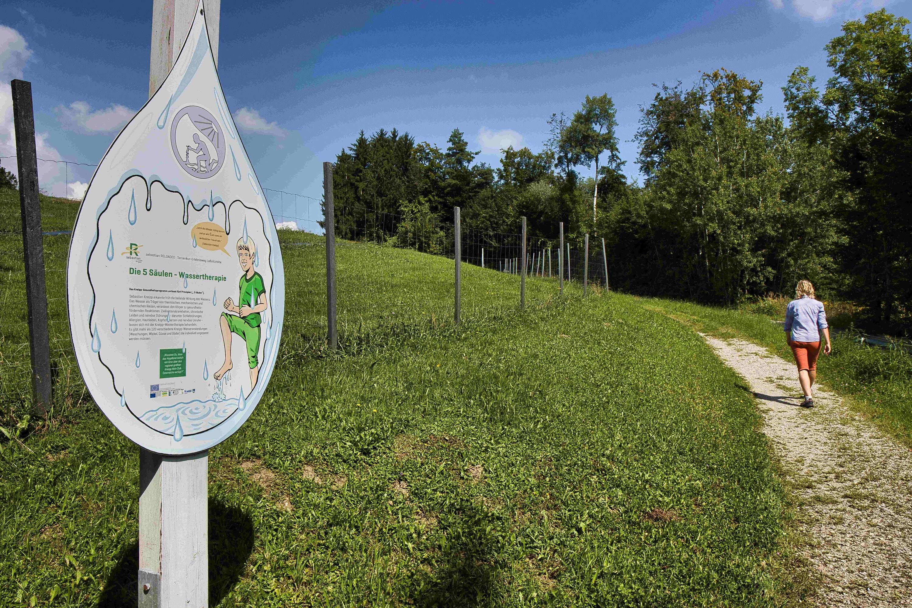 Station 17 - Die 5 Säülen Das Bild zeigt Erlebnisstation 17: Auf den Tafeln der 5 Säulen werden die 5 Grundprinzipien nach Kneipp erklärt.